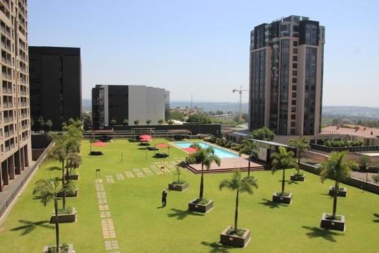 2 Bedroom 2 Bath Luxury - Sandton Cbd Johannesburg Esterno foto