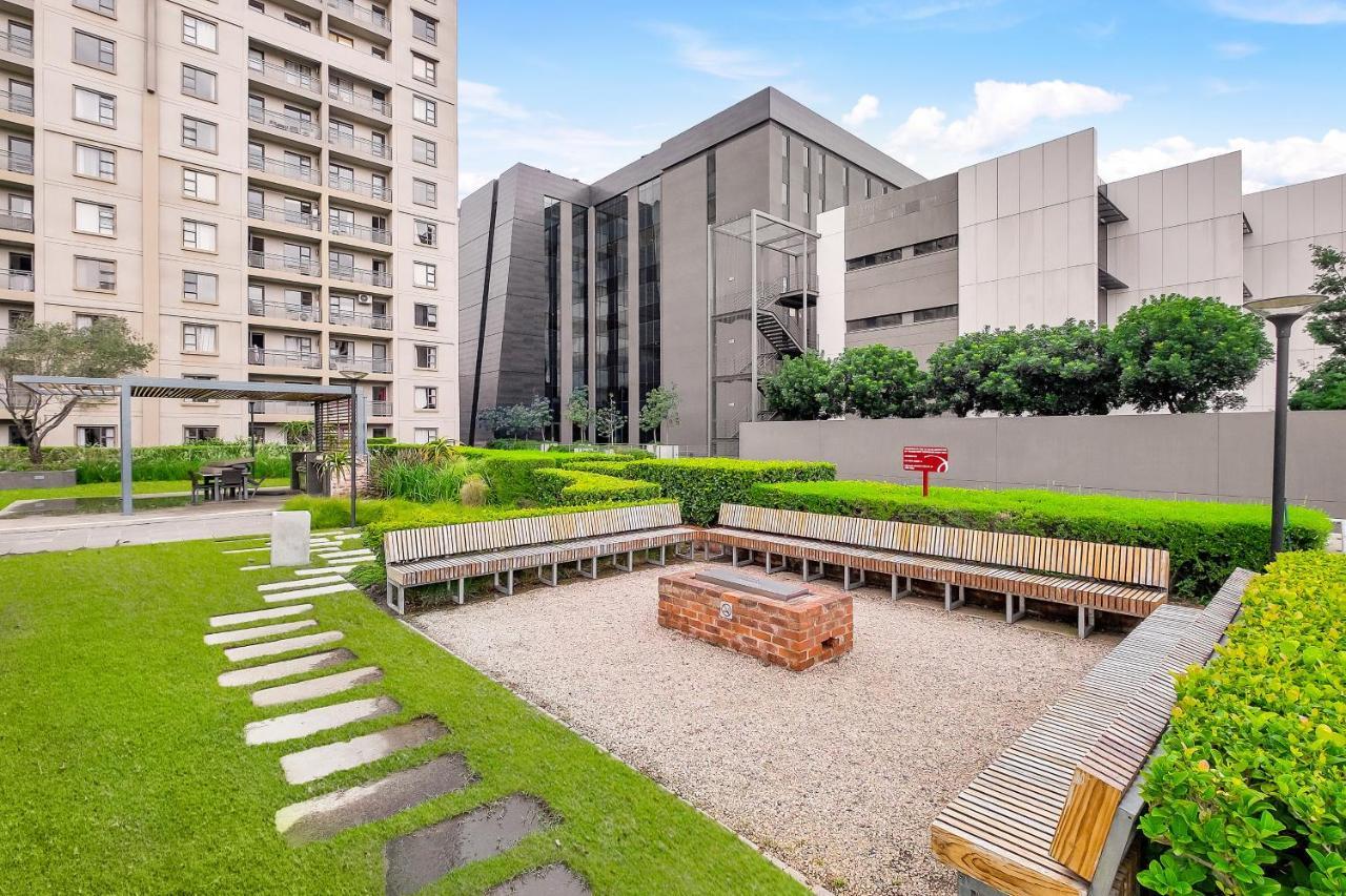 2 Bedroom 2 Bath Luxury - Sandton Cbd Johannesburg Esterno foto